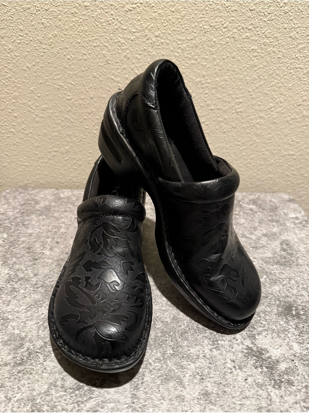 b.o.c. Black Embossed Pattern Clog Nurse Shoe Slip-On Size 7